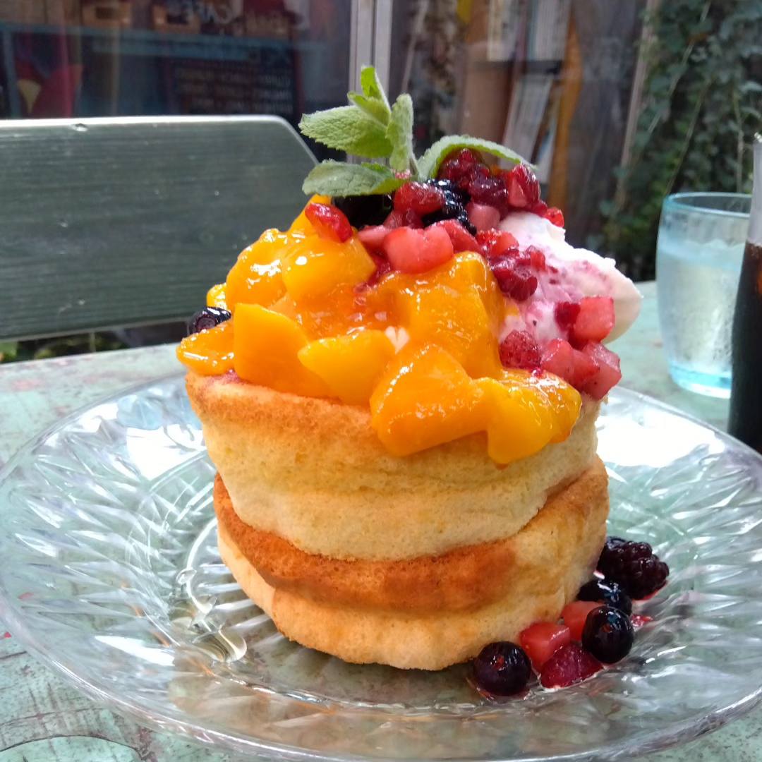 地元食材を使ったこだわりのパンケーキ、B&M surf&cafe+Lodgeのカフェメニュー
