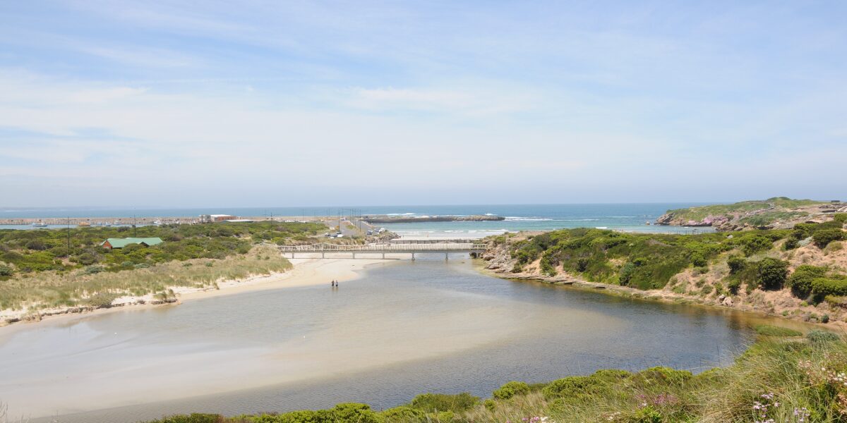仁淀ブルーを感じる、高知県土佐市・仁淀川河口近くのサーフスポットの風景