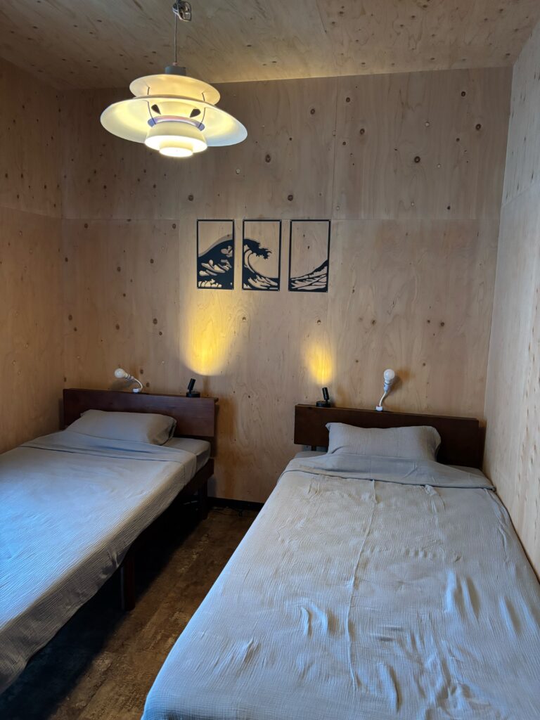 ペットと泊まれる宿｜B&M SURF＆CAFE＋LODGE｜ベッドルームvillage